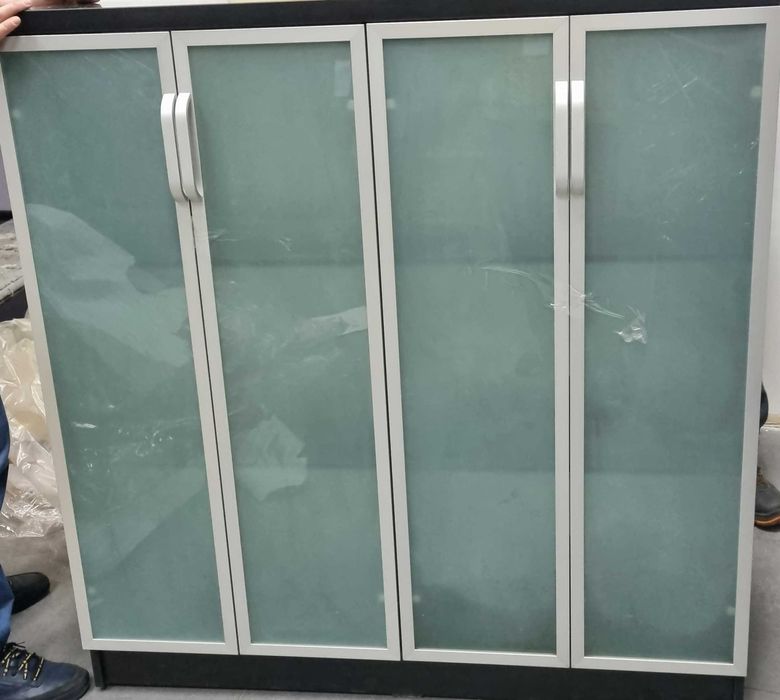 Шкаф  черный со стеклом