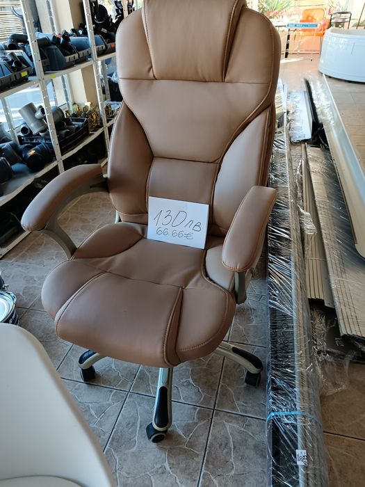 Два бар стола и един офис стол