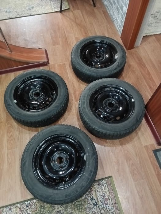 Зимние шины 15размер с дисками ауди 80б4. 185/65/15