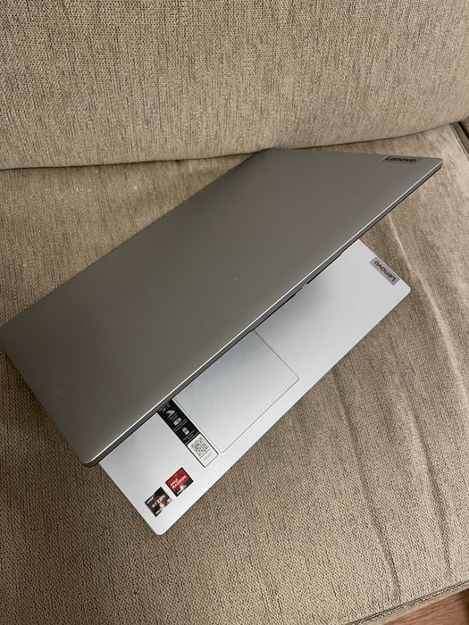 Laptop Lenovo cu procesor AMD Ryzen 5 7520u, budget, light gaming