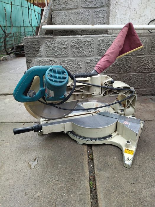 Торцовочная пила Makita LS 1212