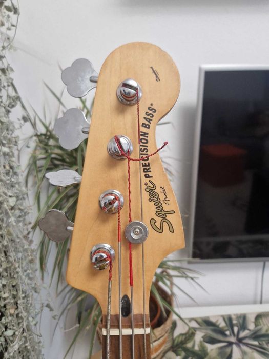 Vand chitara Bass Squier Standard din 2005 made in Indonesia.