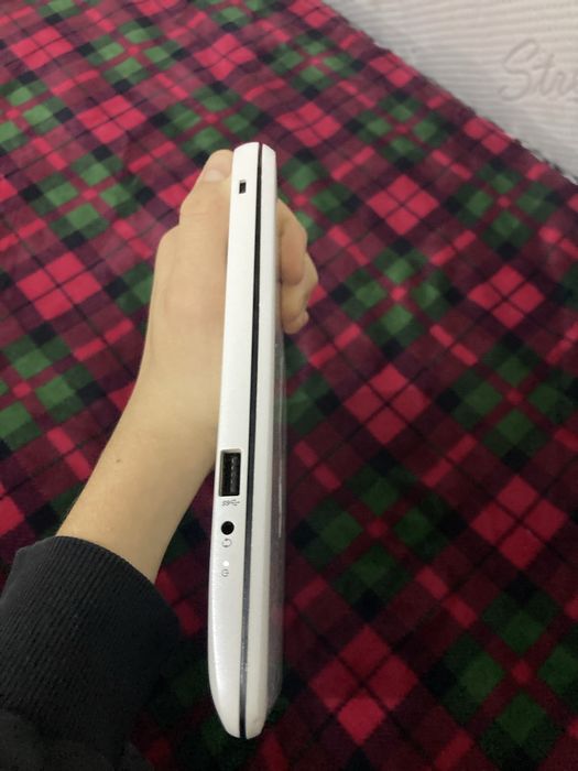 Vand laptop hp fara defecte