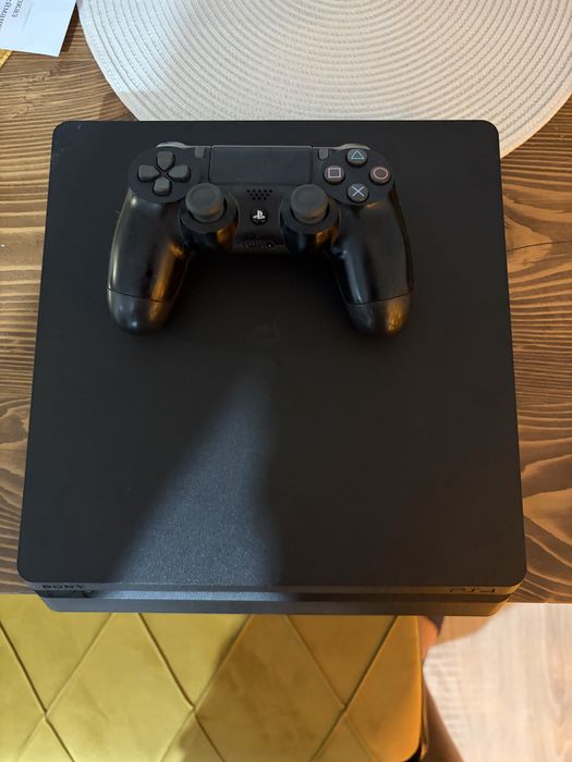 Ps4-slim отчично състояние