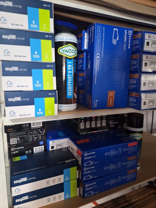 Vand diferite produse:mănuși,spray uri,ulei motor etc.