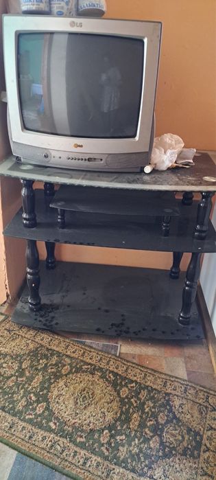 Подставка под телевизором