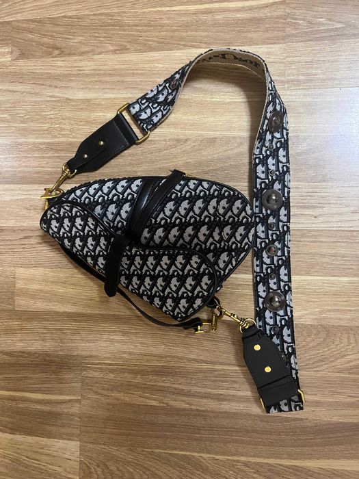 Vând poșta Dior ca nouă