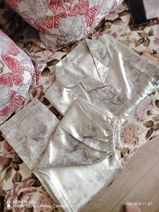 Продам пижаму атласную новую