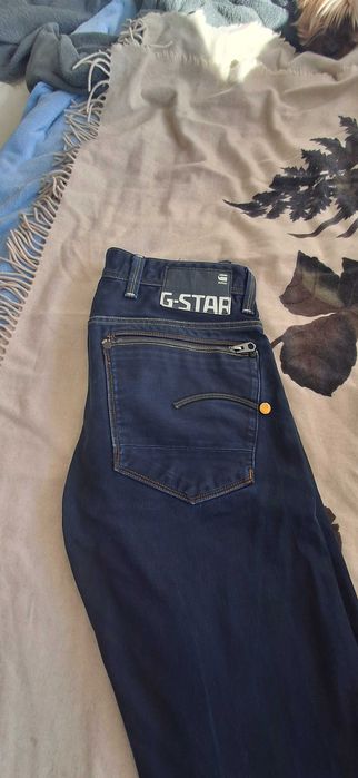 Дънки G-Star смалък дефект ,който не се вижда при носене.