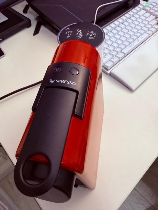 Espressor Nespresso by De’Longhi Essenza Mini Ruby Red