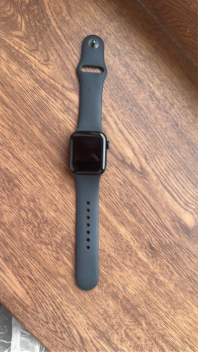 Aplle watch Se почти новая на гарантии