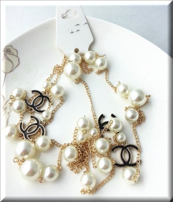 Colier fashion charmuri și perle