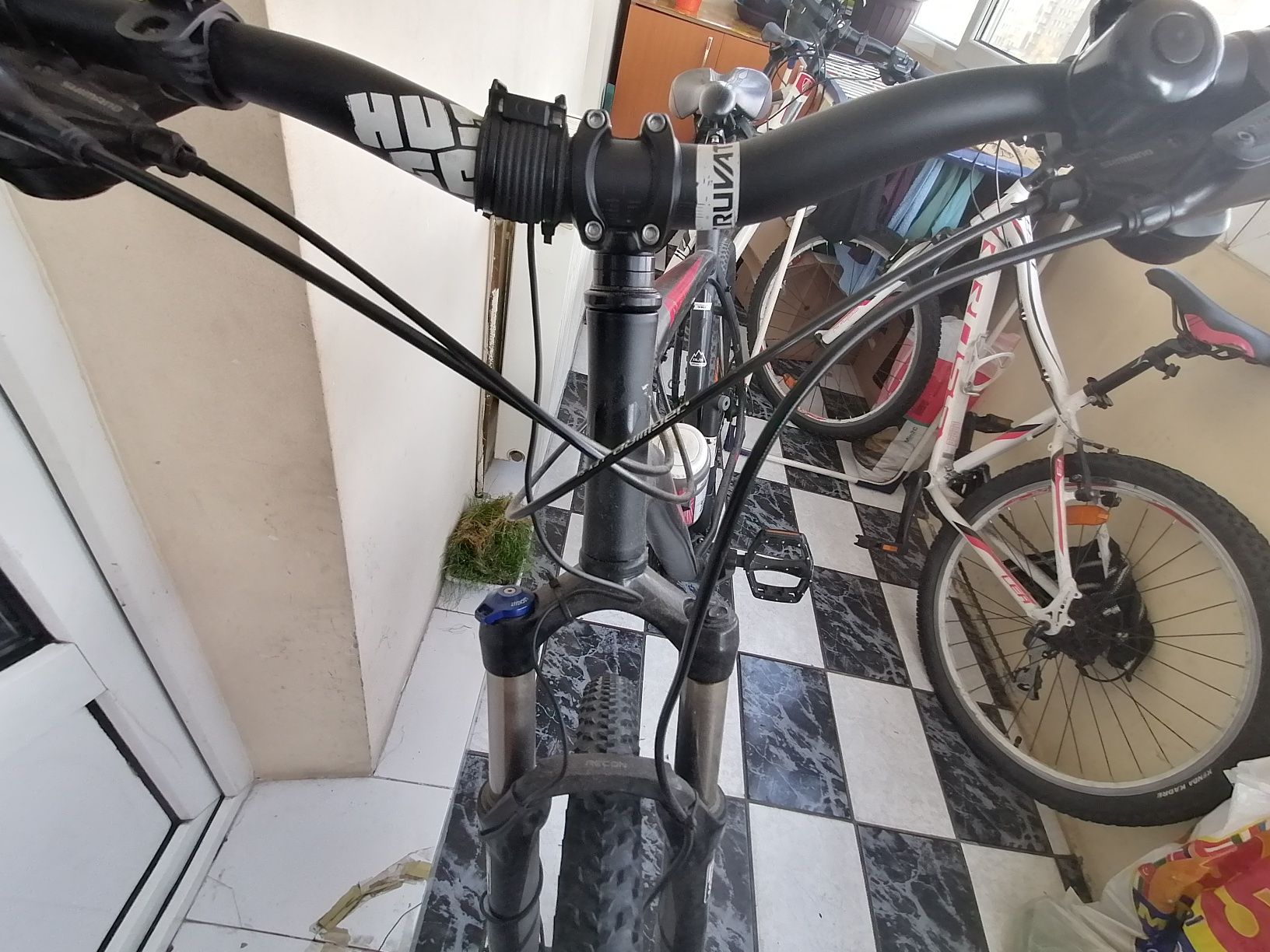 Bicicleta specialisez cu suspensie pe fata Rock Shox