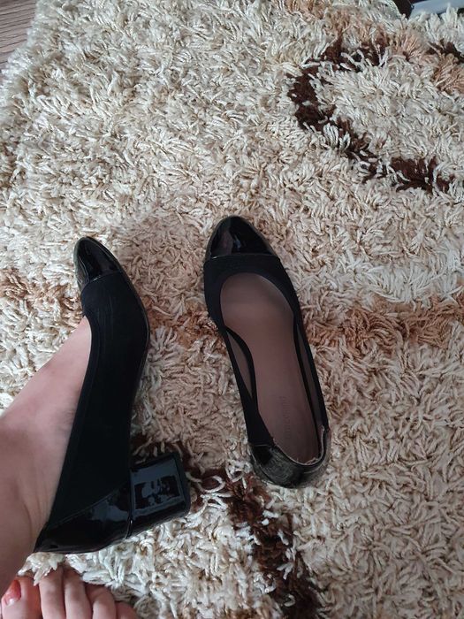 Vand încălțăminte in stare bună