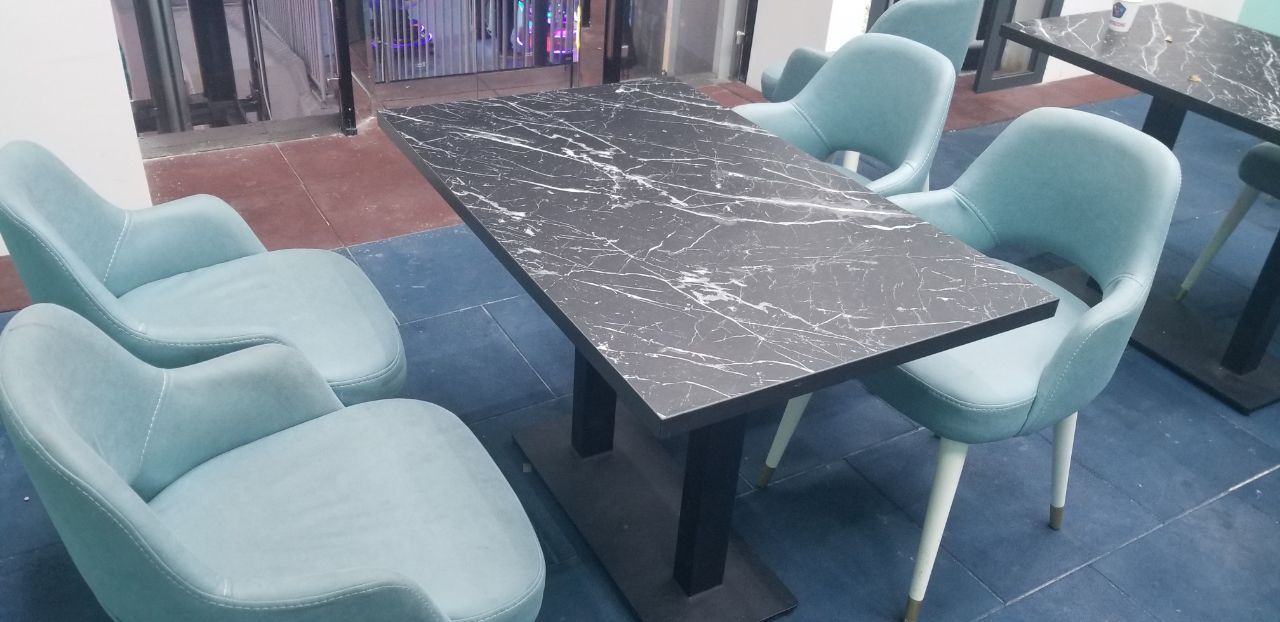 Stol stul sotiladi restoran va kafe uchun