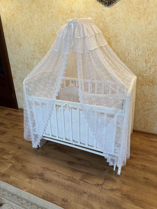 Продам манеж с бортиками и постельными принадлежностями!