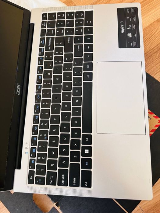 Acer noutbuk 3kun ishlagan yangi turibdi