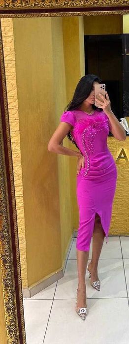 Rochie de ocazie, fuchsia, midi, cu pietre si pene