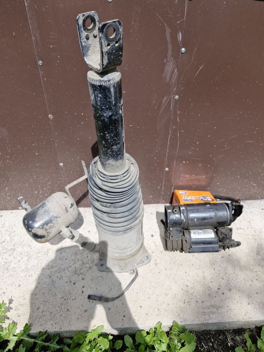 Продам пневмо стойку заднюю правую на Ауди А 8.