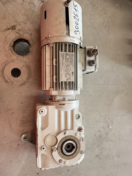 Motor electric cu reductor de 0,55 kw