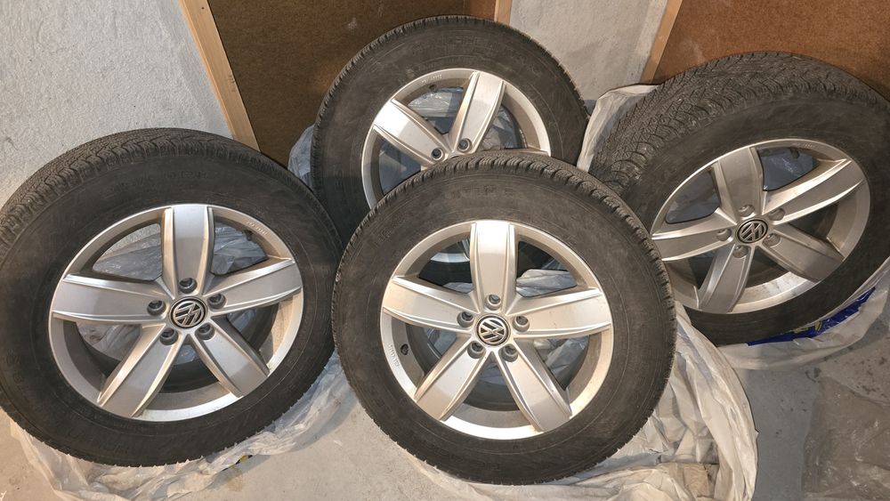 Зимни гуми 215 60 16" с оригинални джанти VW 5x112