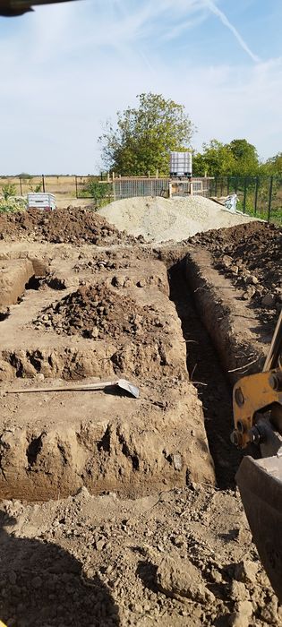 Pământ mraniță excavați defrișări nivelare terenuri șanțuri
