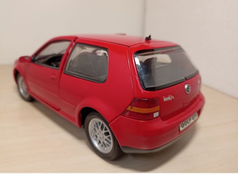 Volkswagen golf 
Scara 1:18
Bburago 

Pozele reflectă realitatea. Se v