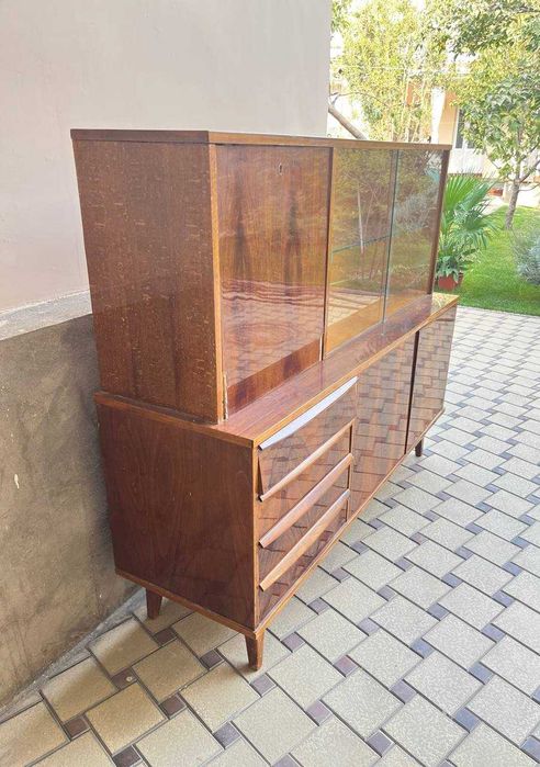 Старинный книжный шкаф