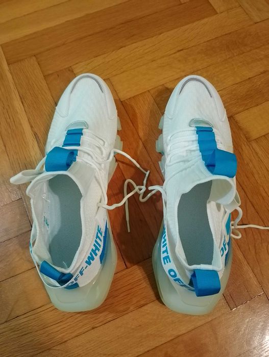 Чисто нови бели маратонки