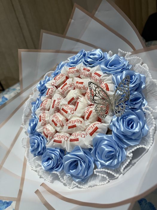 Buchet Raffaelo cu trandafiri din satin