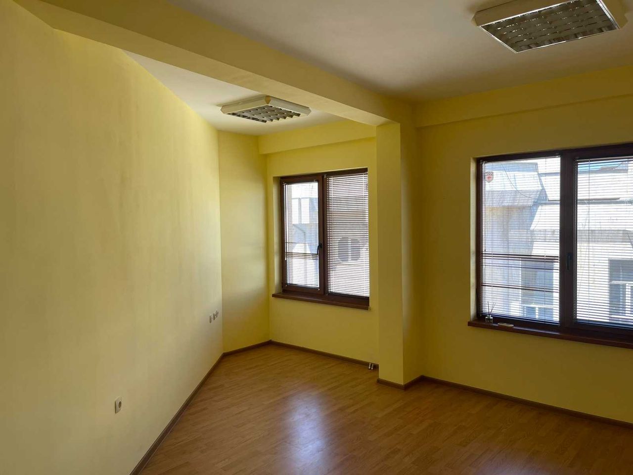 Дава се под наем Офис в Русе, Център - 40 кв.м за 188.7 € - Снимка #5