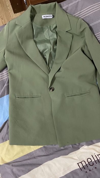 костюм зеленого цвета