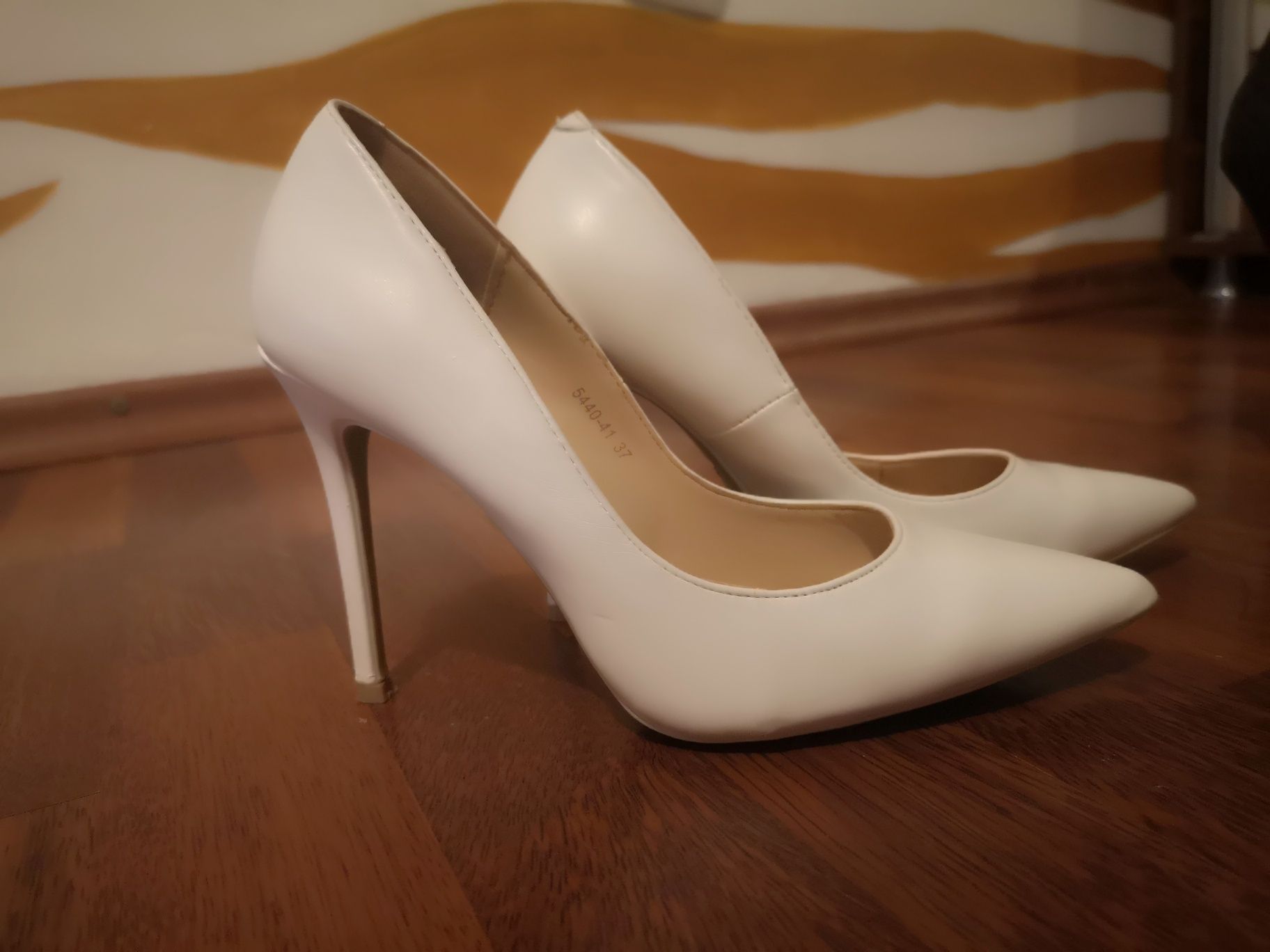 Pantofi stiletto albi 37