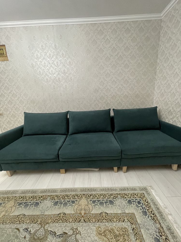 Продается диван на деревянных ножках