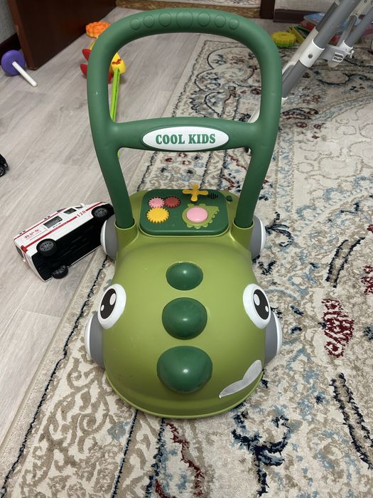 Продам музыкальный толокар для малышей