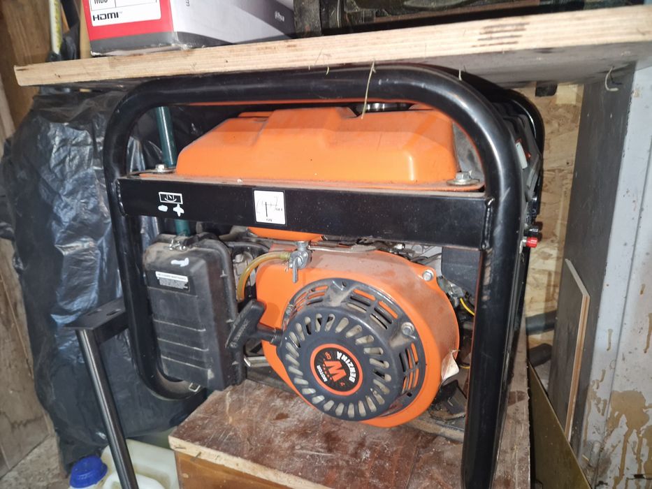 Generator curent pe benzina portabil