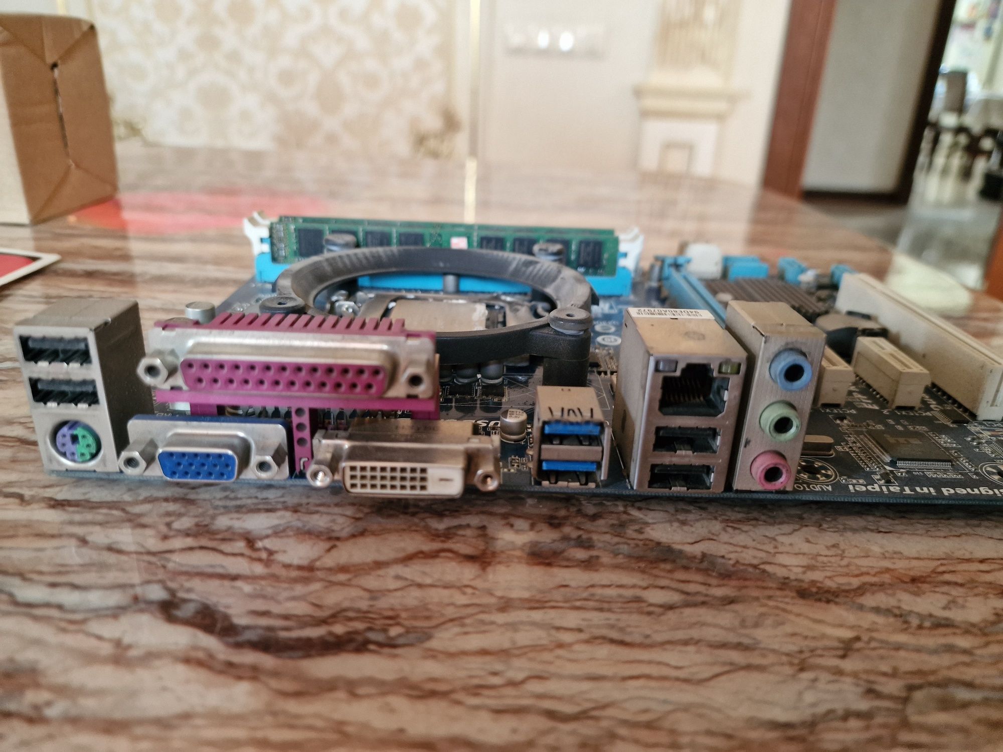 Продам материнскую плату gigabyte B75M процессор i3