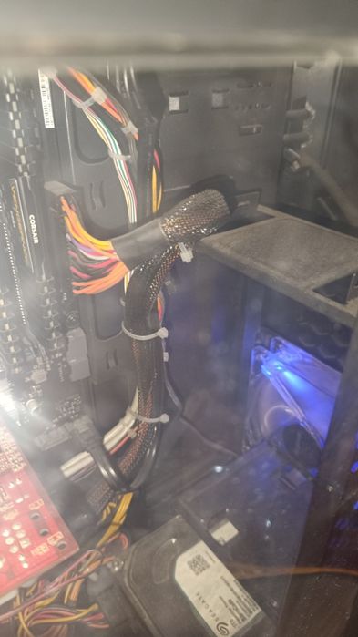 Геймърски настолен компютър с Монитор benq