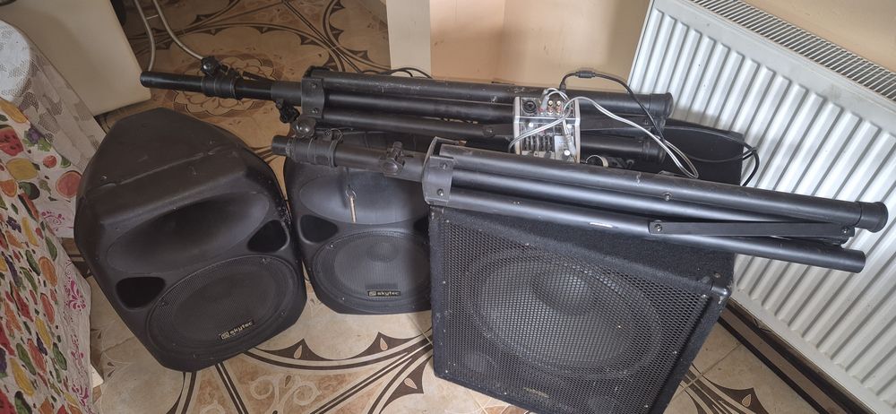 Vând boxe skytec 700 w cu trepied si  subufer 600 W + masa de remixat