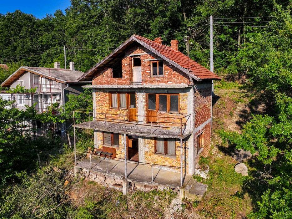 Триетажна къща с двор за ремонт в село Китка, област Бургас