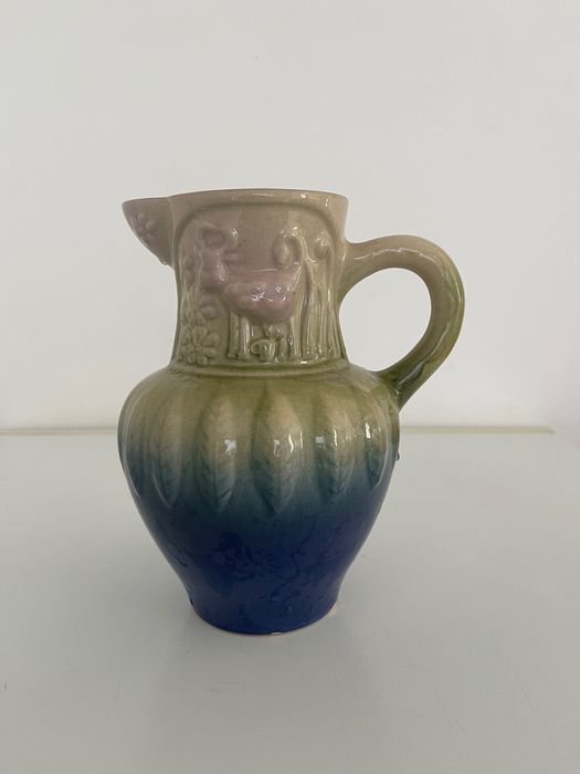 Керамический кувшин зеленого цвета