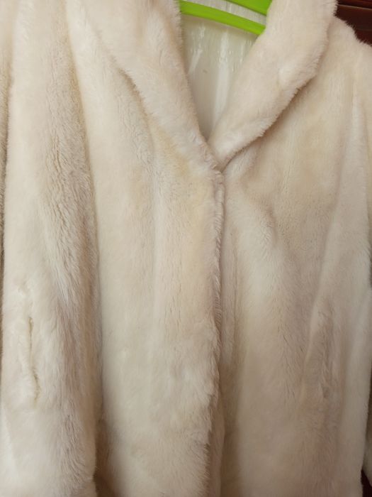 Снежнобяло палто от екокожа