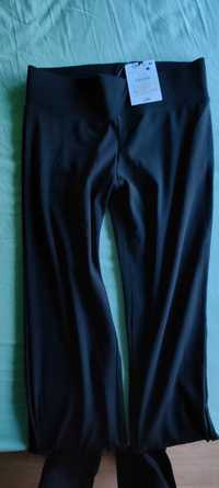 Нов клоширан дамски панталон с рипсен колан bershka размер L