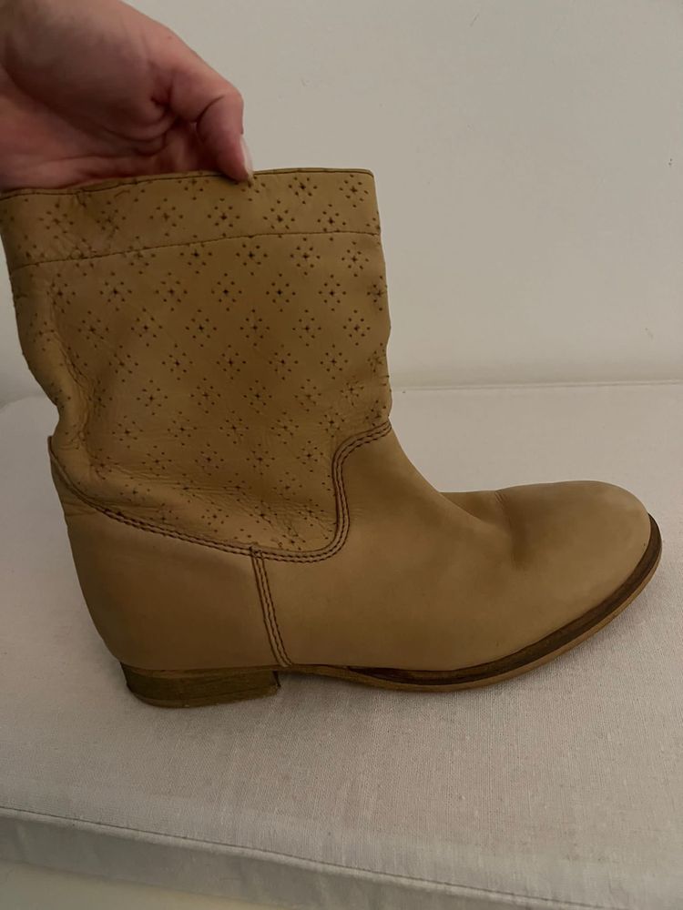 Botine perforate bej