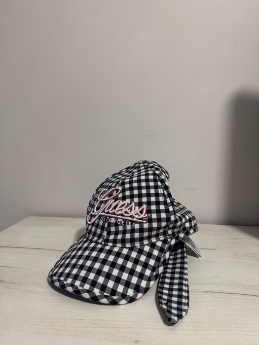 Шапка с козирка Guess