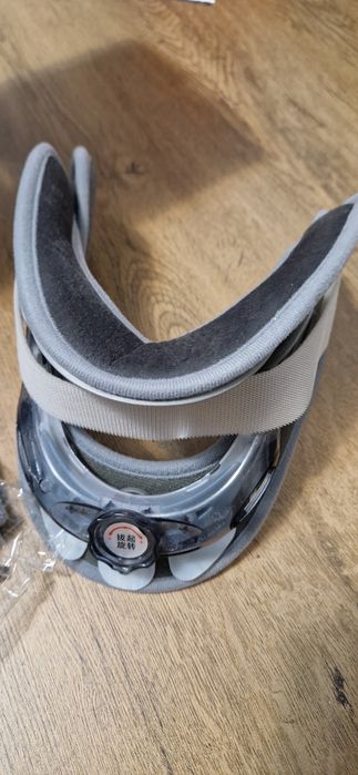 Dispozitiv de tractiune cervicala ajustabil.