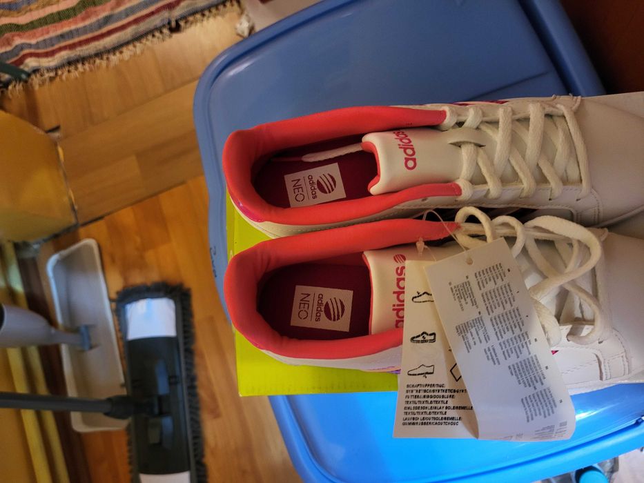 Vand o pereche de adidasi sport pt fete ,marca adidas original ,