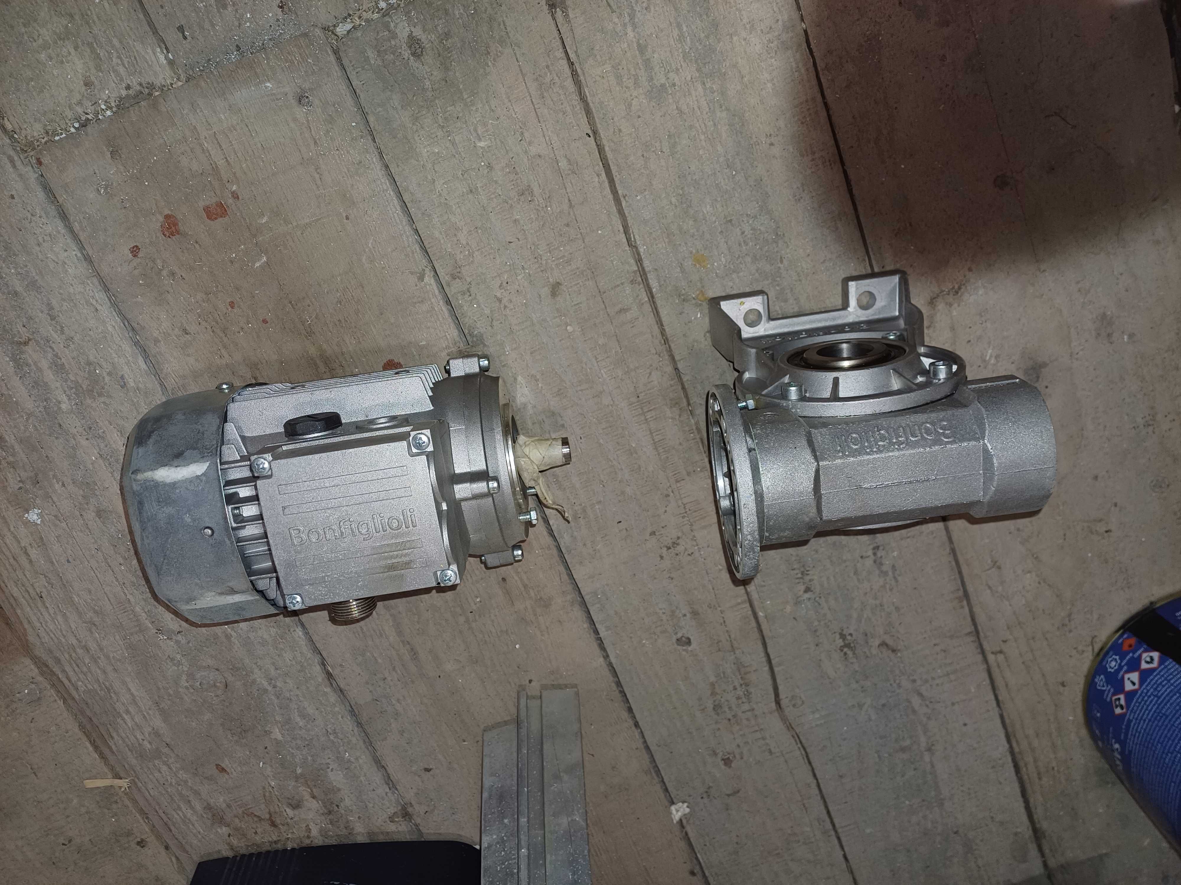 Motor electric cu reductor si reducteo 1 la 10