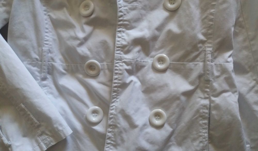 Сиво плътно есенно сако и бяло лятно - пролетно яке