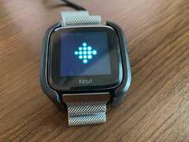Часовник Smartwatch Fitbit Versa, Черен